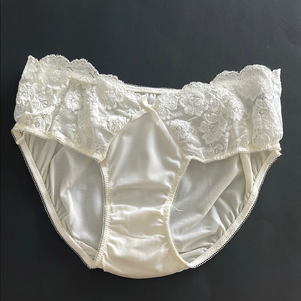 Elegant Rigby & Peller London Lace Trim Cream Panties